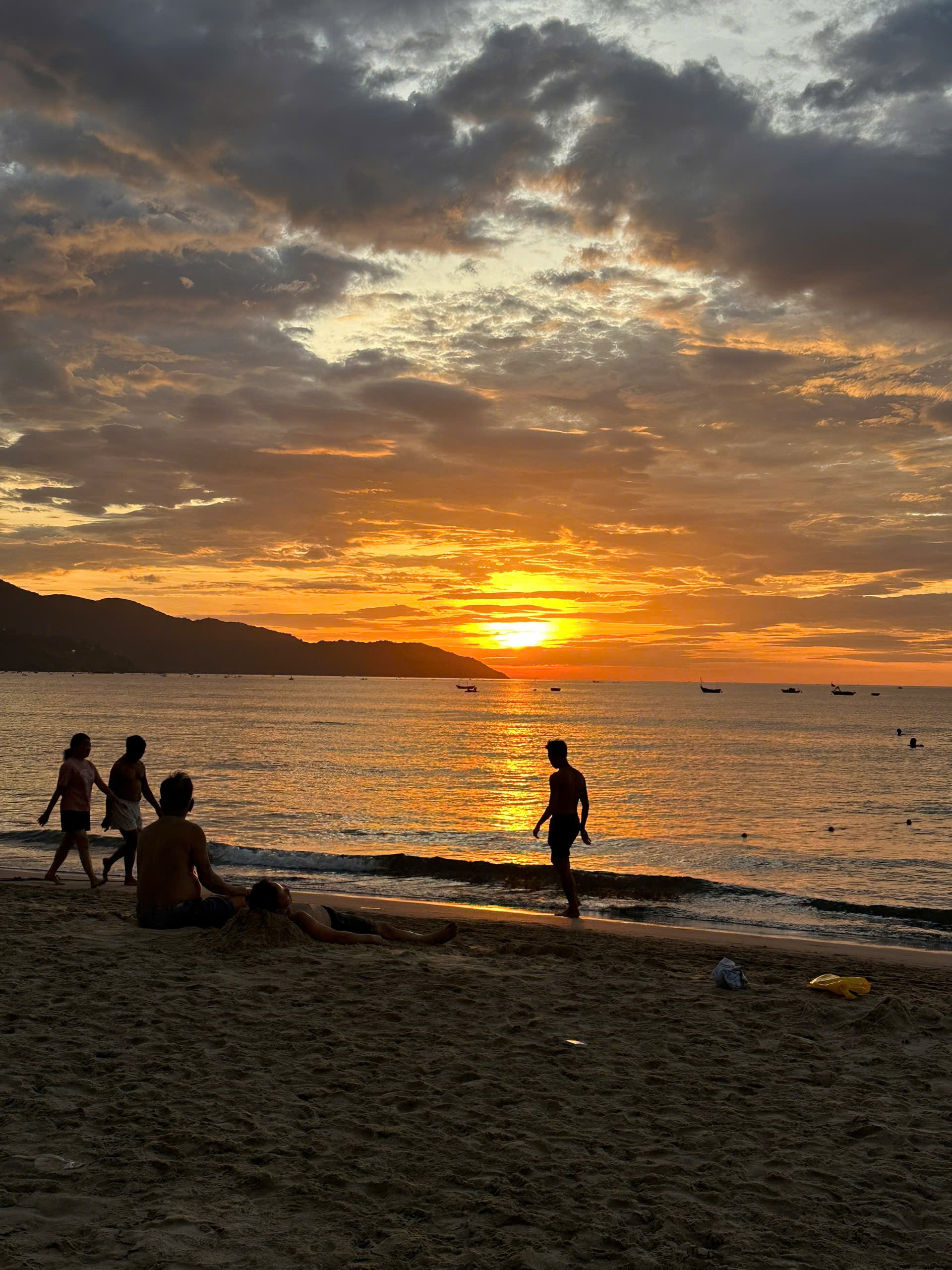 Da Nang weather forecast: sunset over the beach with dramatic clouds during El Niño season