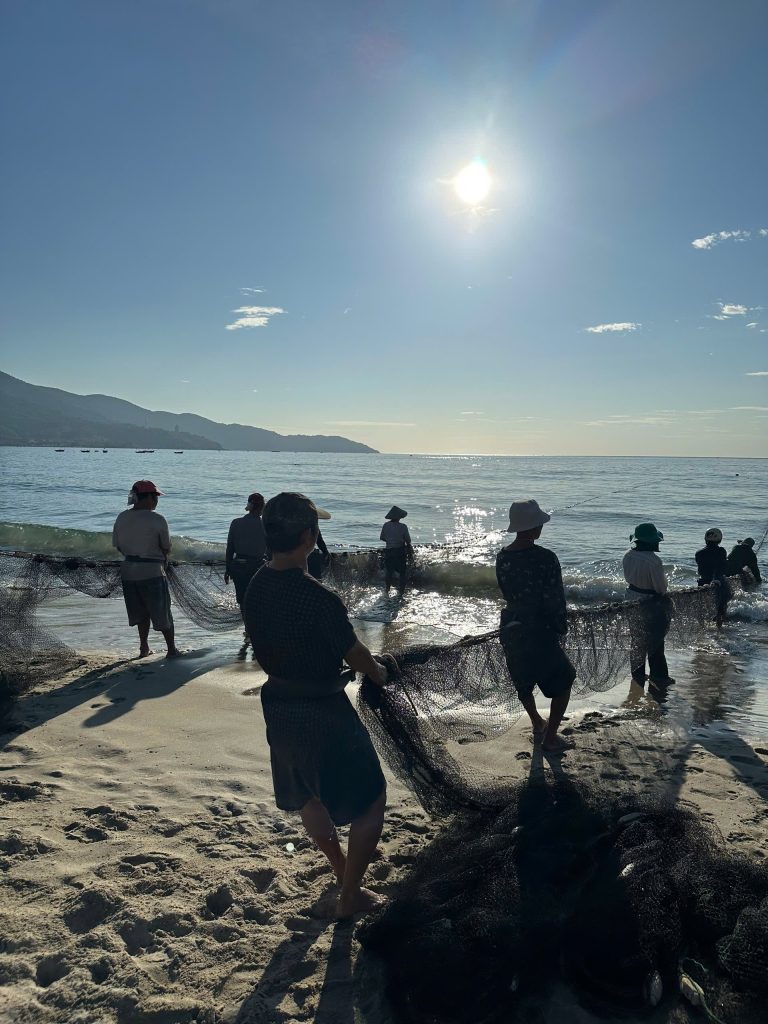 Da Nang weather forecast: clear sunny skies as fishermen pull nets on the beach