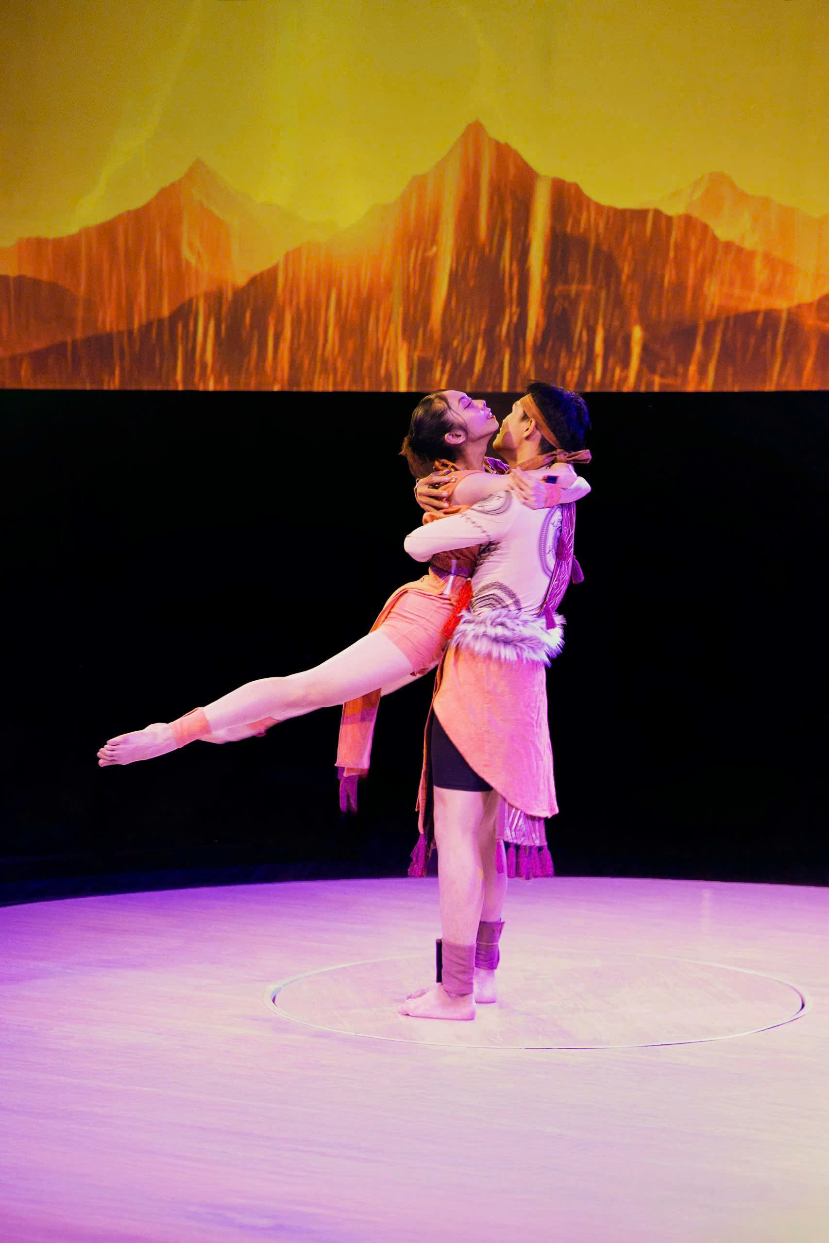 Hào Khí Âu Lạc performance at the LOALOA Vietnam Culture and Dining Show