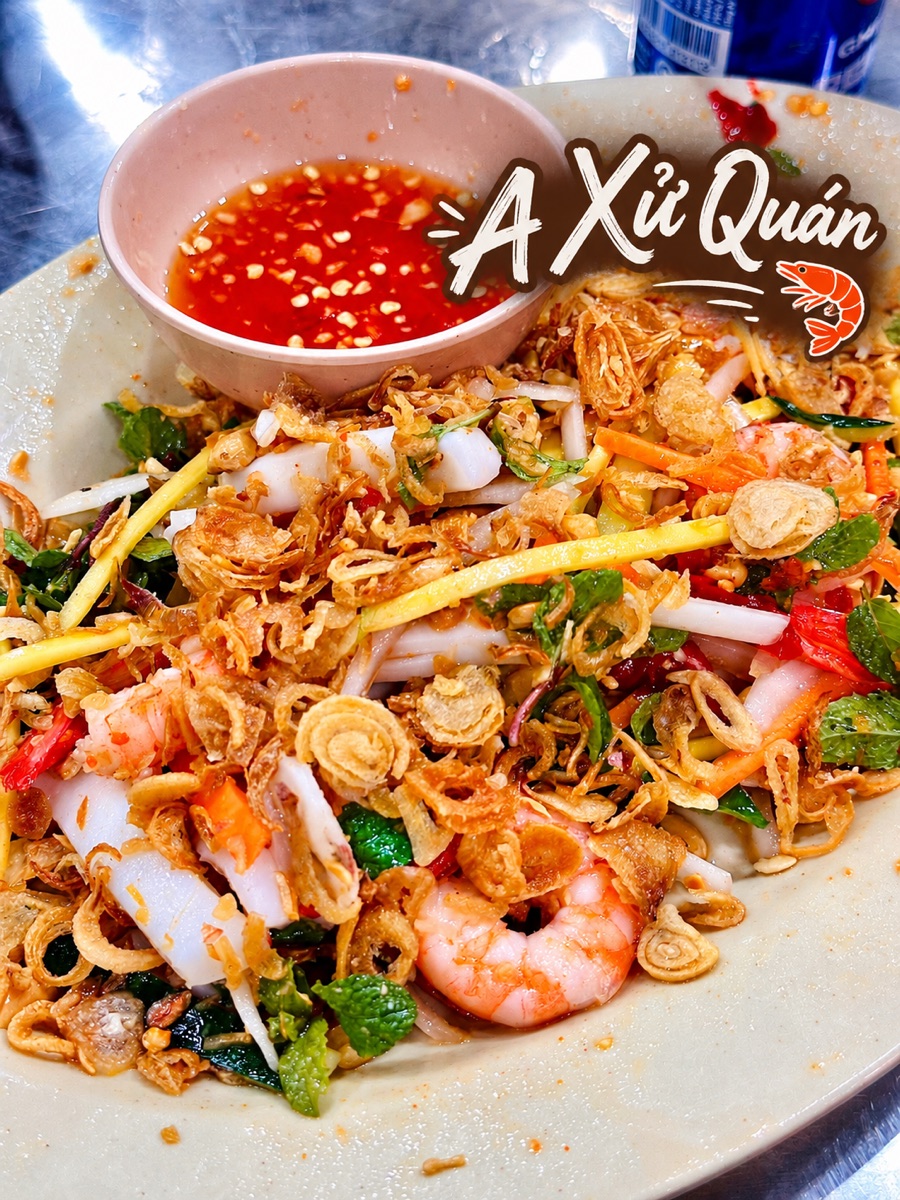 Seafood salad with crispy shallots, shrimp and squid at A Xử Quán seafood restaurant in Da Nang