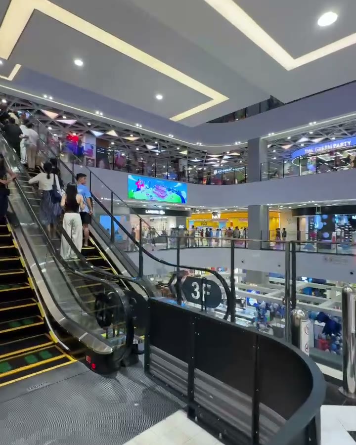 Escalators and upper floors at AEON Mall Da Nang Thanh Khe