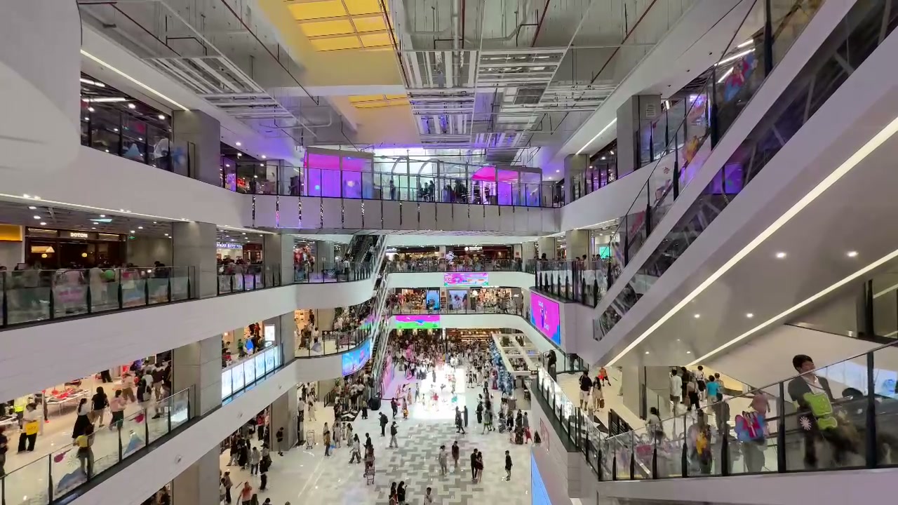 Inside AEON Mall Da Nang Thanh Khe: four floors of shops around a bright central atrium with escalators and shoppers below