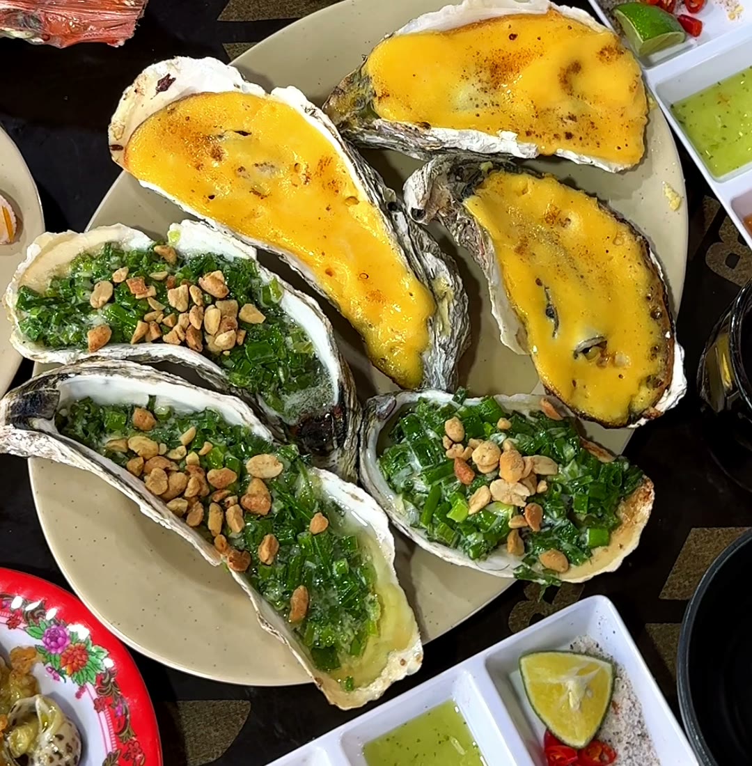 Oysters grilled with cheese and with scallion oil and peanuts at Bé Yến seafood restaurant, Da Nang