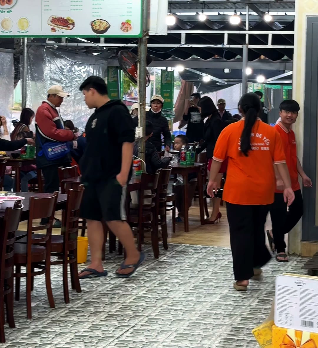 Busy dining room at Bé Yến seafood restaurant, 45 Nguyễn Sáng, Da Nang