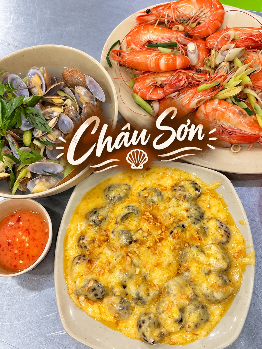 Clams, prawns and shellfish baked with cheese at Châu Sơn seafood restaurant in Da Nang