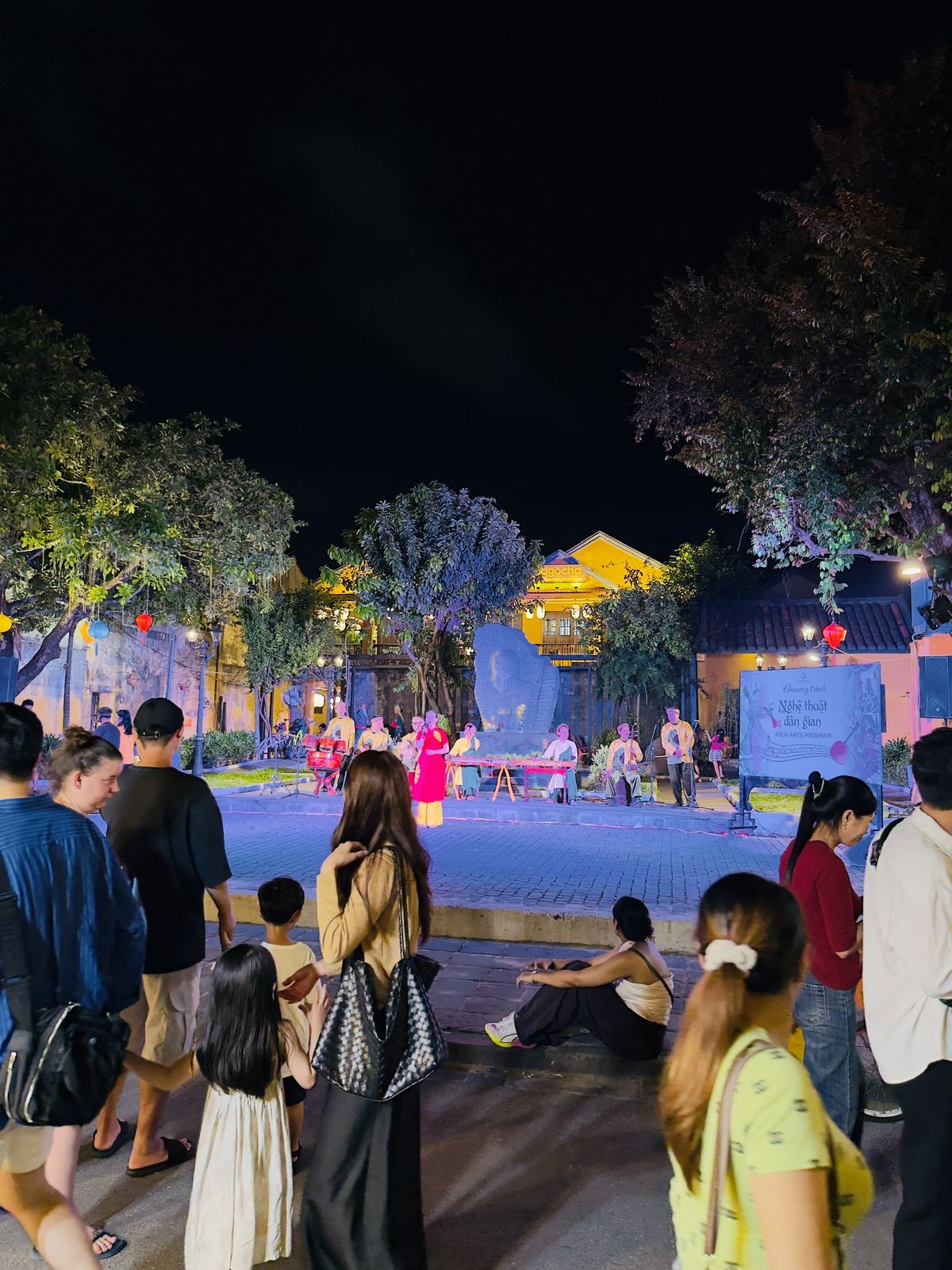 Visitors gathered on Tran Phu Street watching the free folk arts performance at Kazik Park, Hoi An