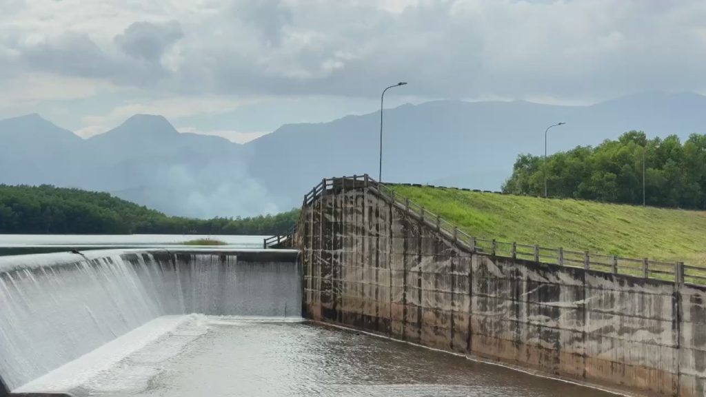Water flowing over the Khe Tân Lake spillway in Da Nang