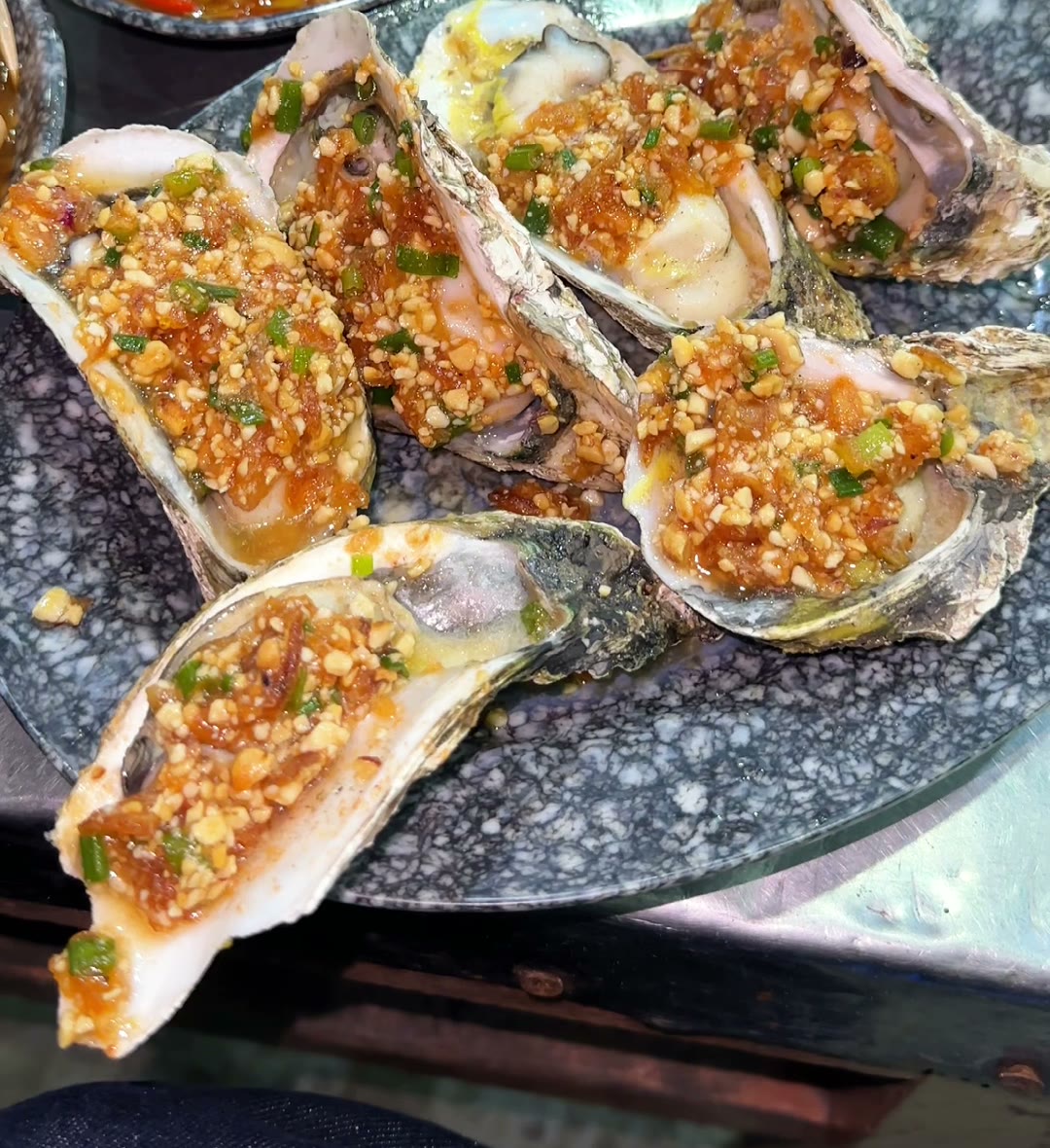 Grilled oysters with garlic and scallion at Năm Đảnh seafood restaurant, Da Nang