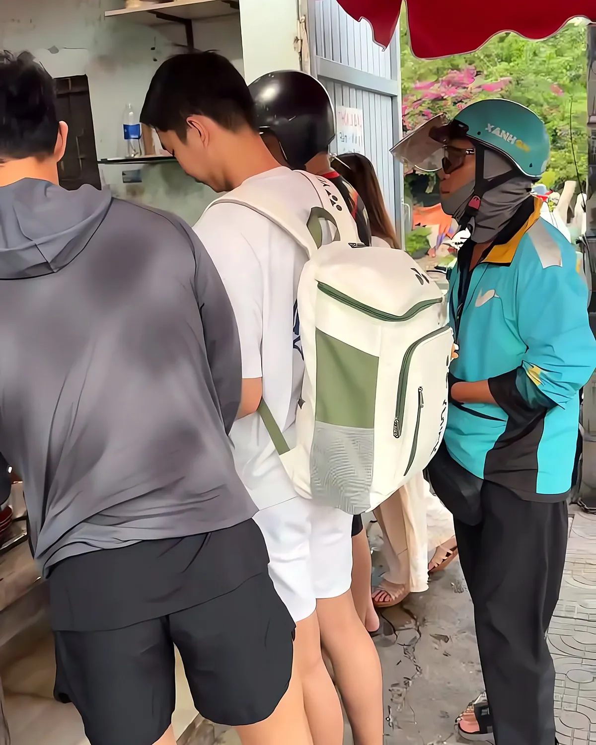 Locals queue at the counter of Ốc hút Hạnh Điện Phương on Sư Vạn Hạnh street, Da Nang, in the late afternoon