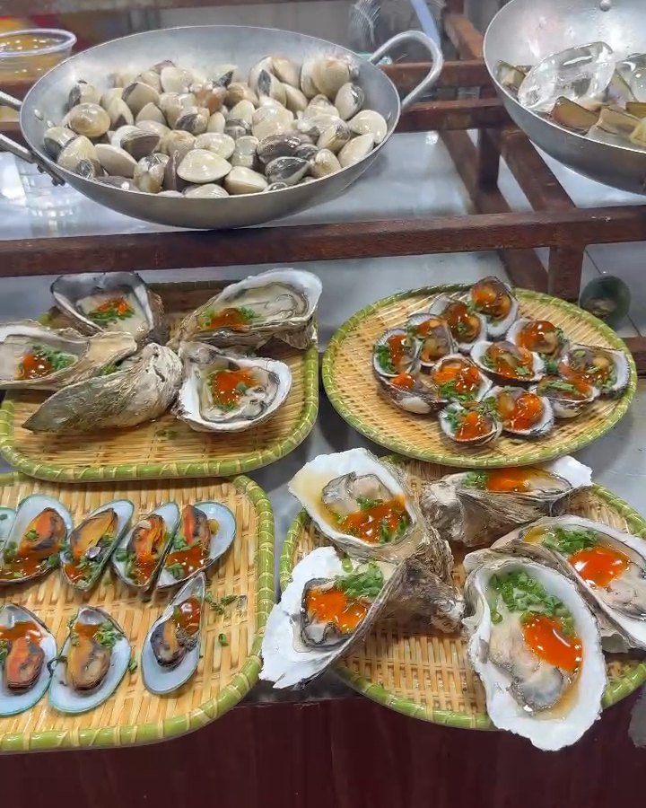 Grilled scallops and oysters with scallion oil at Son Tra Night Market