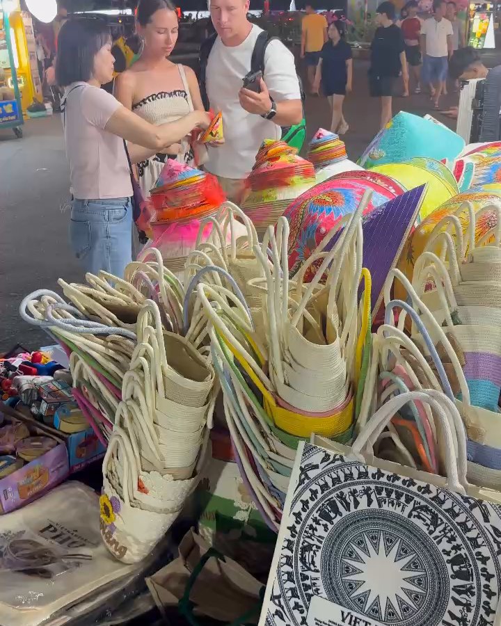 Tote bags and souvenirs for sale at Son Tra Night Market
